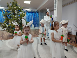 На новогодних утренниках происходит волшебство На новогодних утренниках происходит волшебство.