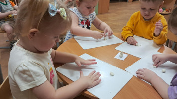 Лепка отлично развивает мелкую моторику Лепка отлично развивает мелкую моторику.