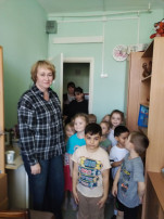 Ребята знакомятся с профессиями детского сада Ребята знакомятся с профессиями детского сада.