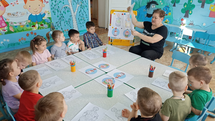 Ребята наряжали Дымковскую барышню Ребята наряжали Дымковскую барышню.